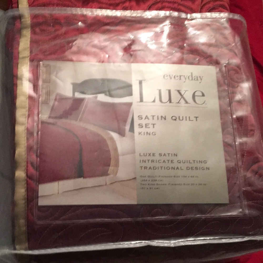 NWT Luxe satin quilt set, king size